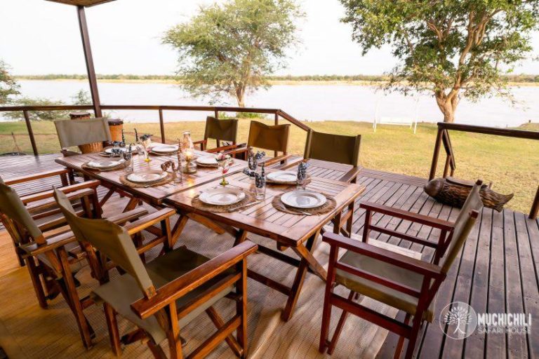 MuchiHouseTableVeranda 820x547 1 768x512